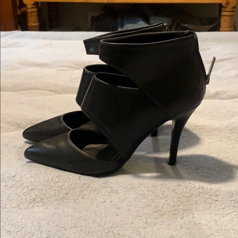 Black pumps
